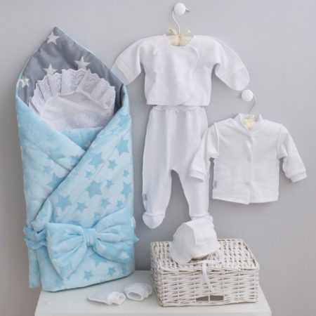 Первая одежда для новорожденного: что понадобится малышу в роддоме?