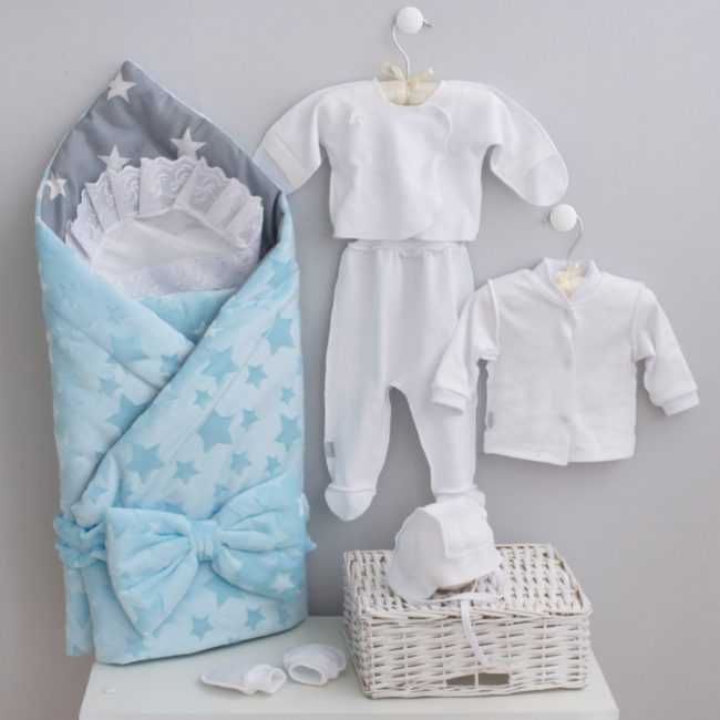 Собираемся на выписку из роддома: какую одежду подготовить для малыша весной и летом?