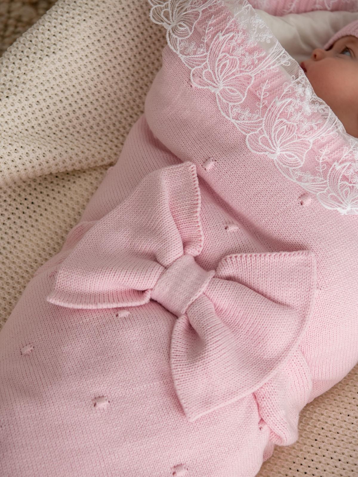 Вязаный комплект “Плед и набор на выписку с кружевом” (розовый)